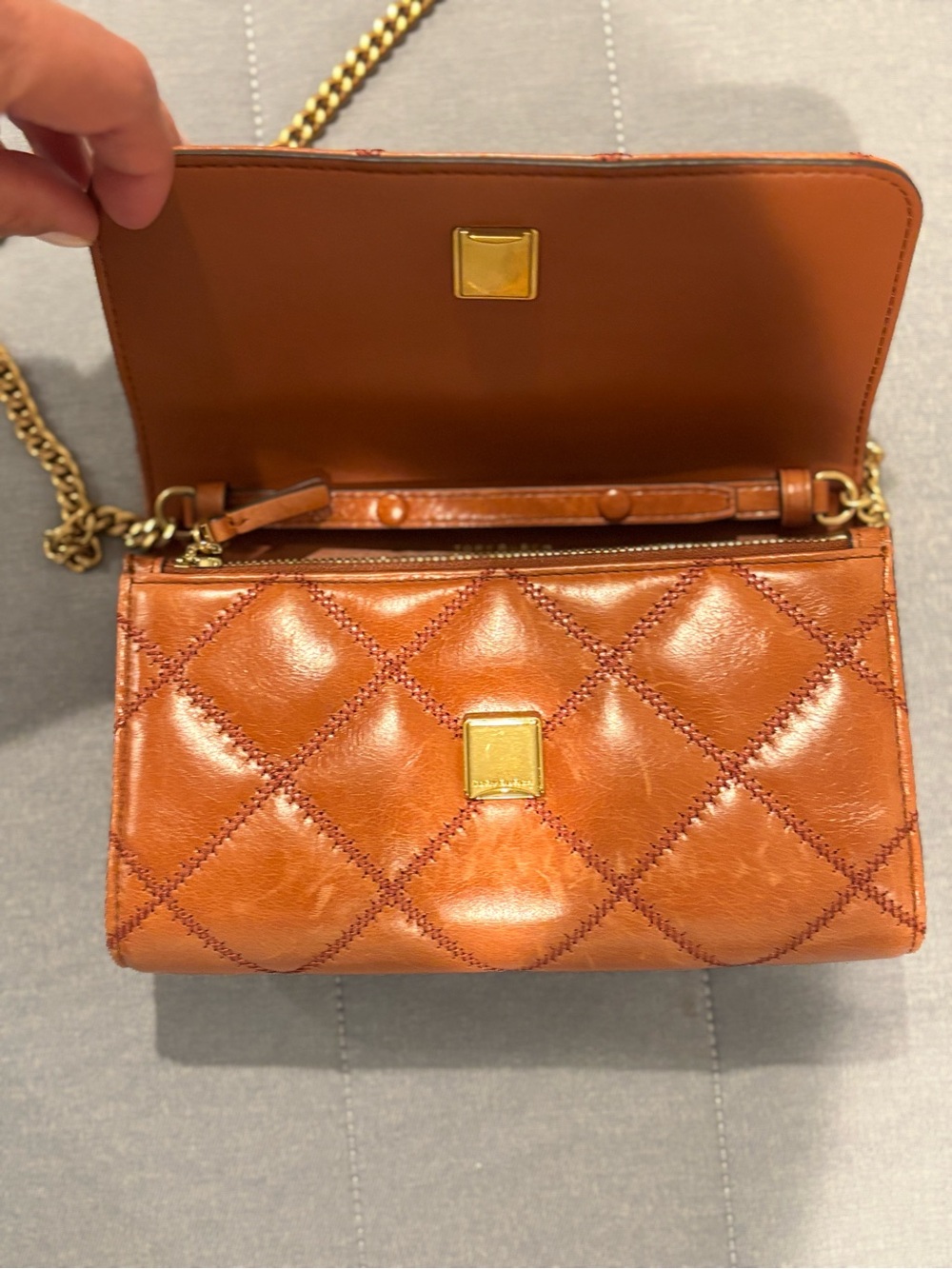 New new w/o tags Tory beautifulQuilted Cognac Leather Crossbody Bag with Chain - Picture 6 of 7